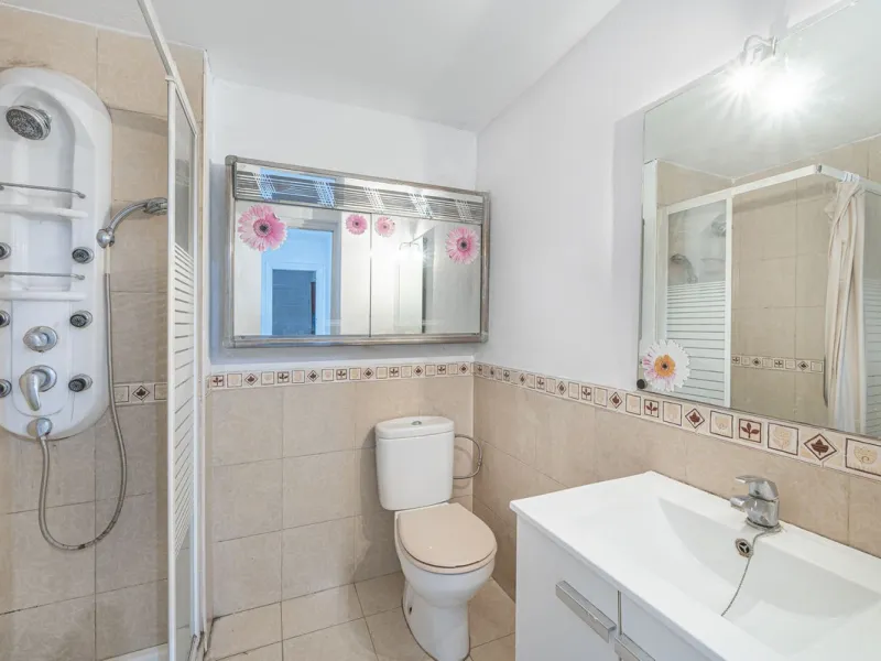 Spacious flat to refurbish in Nueva Andalucia, close to Centro Comercial Plaza and walking distance to Puerto Banus. Discover a unique option! A spacious flat, designed on one floor, which is characterised by its functional and comfortable layout. Upon en
