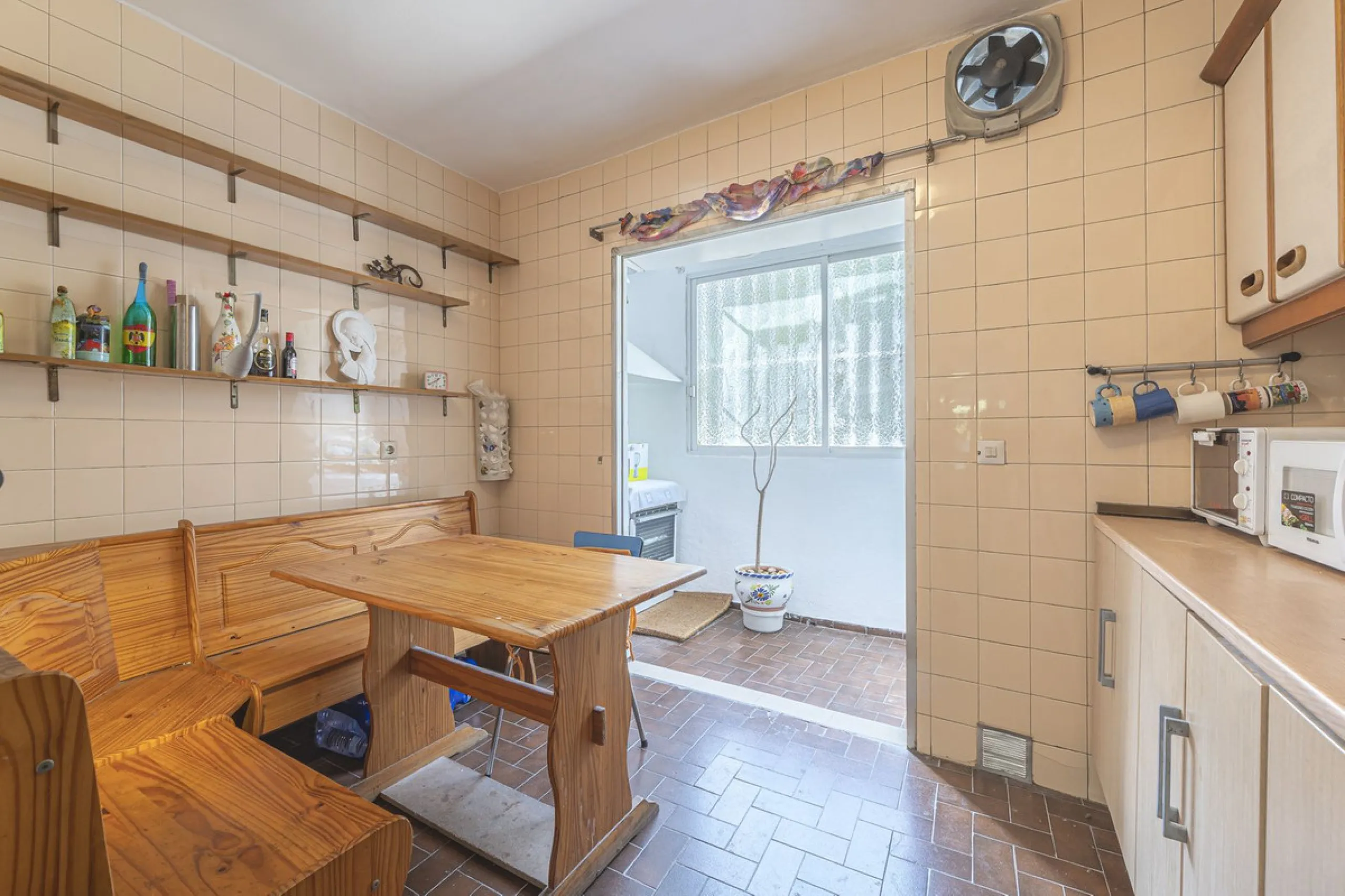 Spacious flat to refurbish in Nueva Andalucia, close to Centro Comercial Plaza and walking distance to Puerto Banus. Discover a unique option! A spacious flat, designed on one floor, which is characterised by its functional and comfortable layout. Upon en