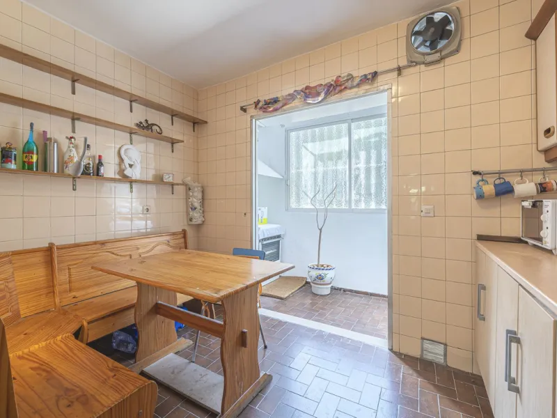 Spacious flat to refurbish in Nueva Andalucia, close to Centro Comercial Plaza and walking distance to Puerto Banus. Discover a unique option! A spacious flat, designed on one floor, which is characterised by its functional and comfortable layout. Upon en