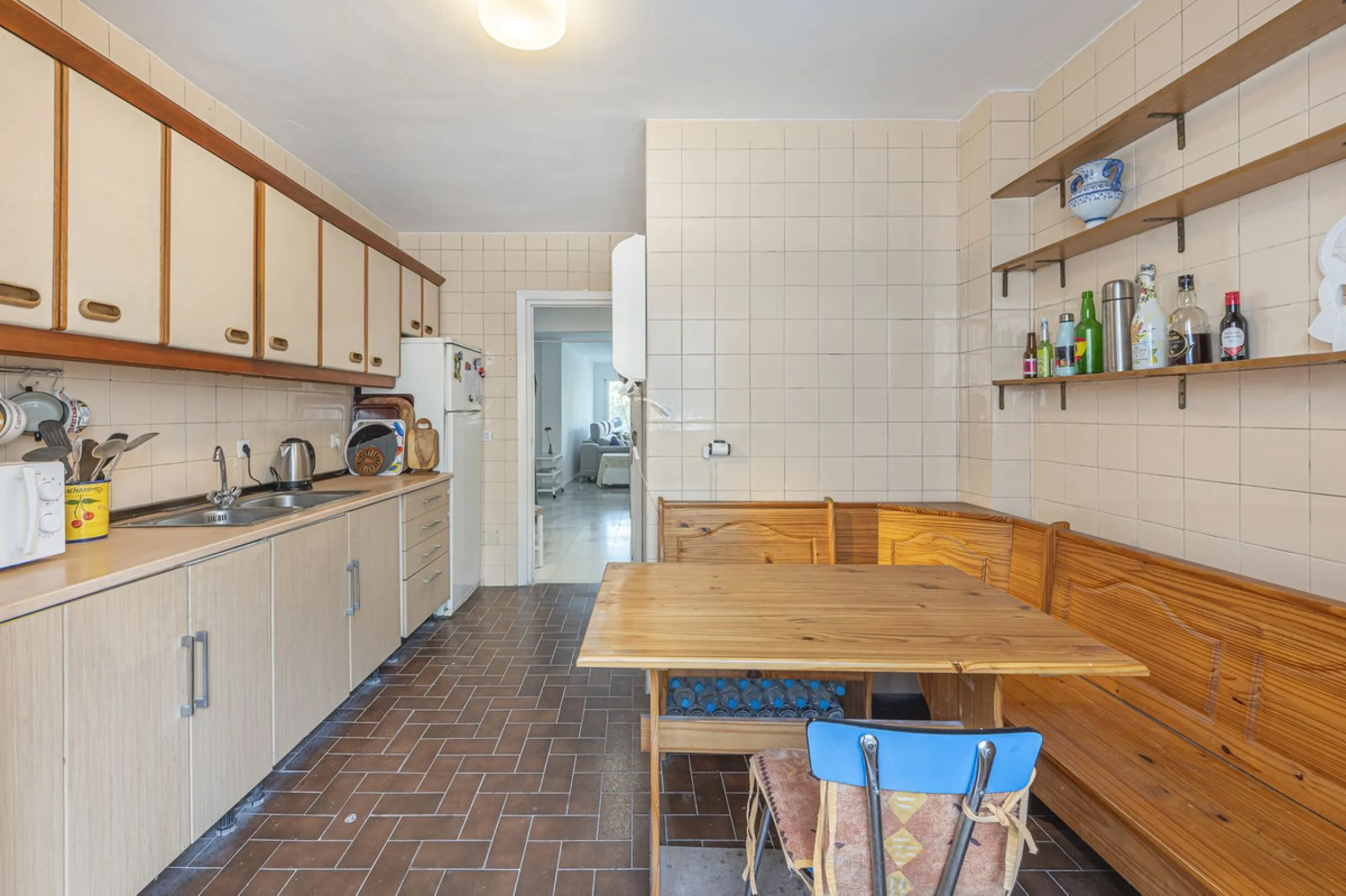 Spacious flat to refurbish in Nueva Andalucia, close to Centro Comercial Plaza and walking distance to Puerto Banus. Discover a unique option! A spacious flat, designed on one floor, which is characterised by its functional and comfortable layout. Upon en