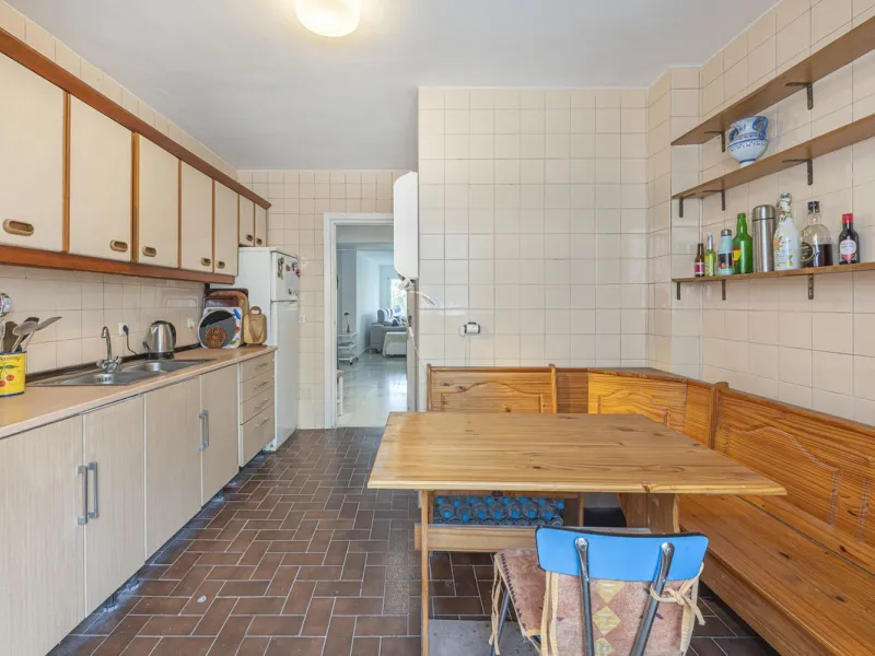 Spacious flat to refurbish in Nueva Andalucia, close to Centro Comercial Plaza and walking distance to Puerto Banus. Discover a unique option! A spacious flat, designed on one floor, which is characterised by its functional and comfortable layout. Upon en