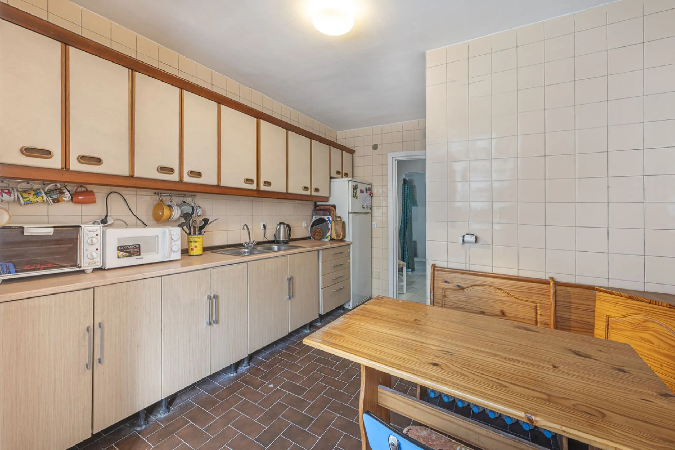 Spacious flat to refurbish in Nueva Andalucia, close to Centro Comercial Plaza and walking distance to Puerto Banus. Discover a unique option! A spacious flat, designed on one floor, which is characterised by its functional and comfortable layout. Upon en