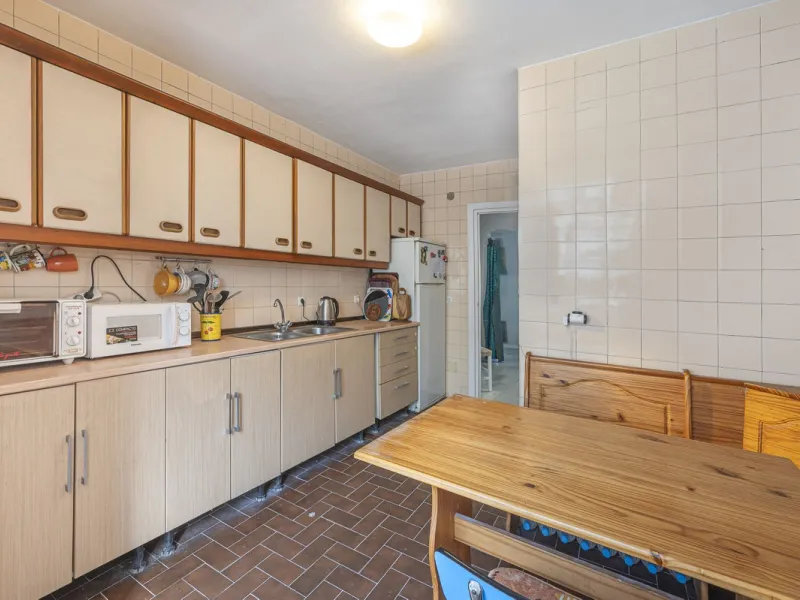 Spacious flat to refurbish in Nueva Andalucia, close to Centro Comercial Plaza and walking distance to Puerto Banus. Discover a unique option! A spacious flat, designed on one floor, which is characterised by its functional and comfortable layout. Upon en