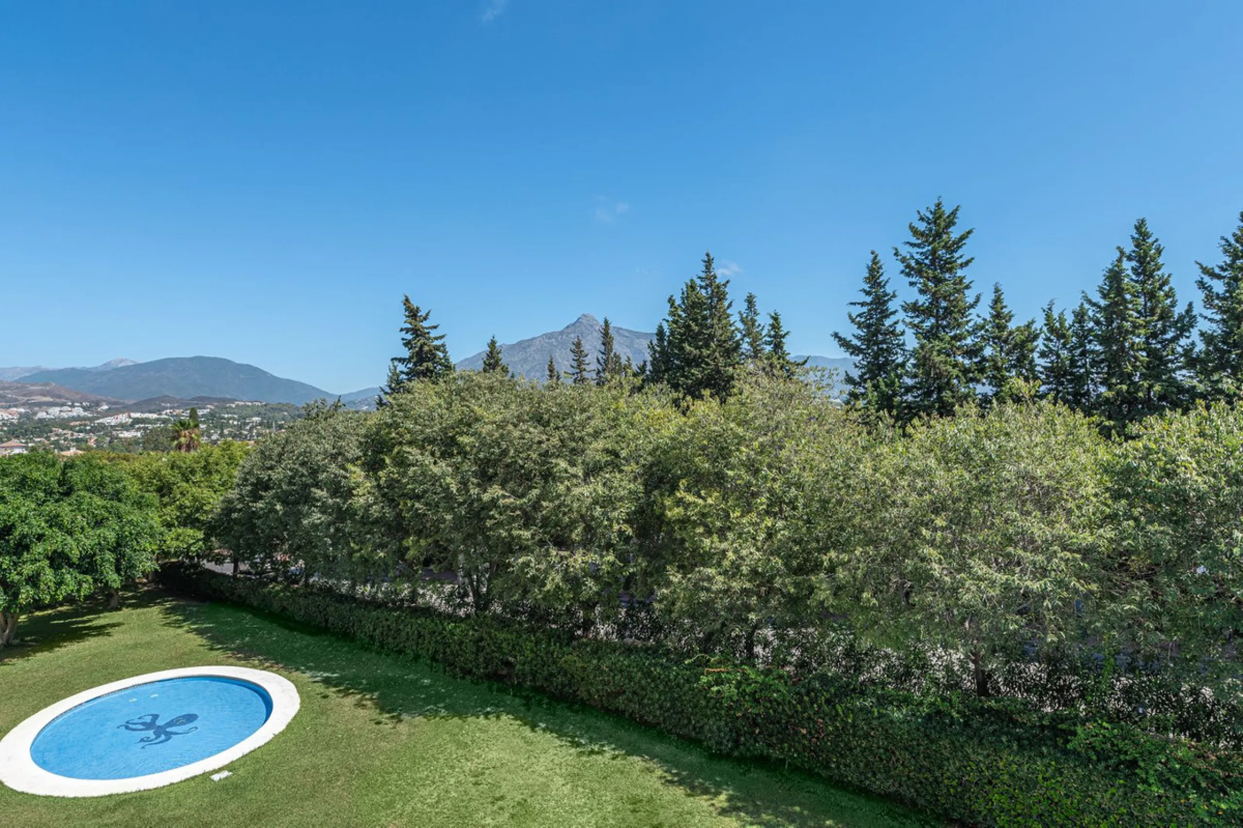 Spacious flat to refurbish in Nueva Andalucia, close to Centro Comercial Plaza and walking distance to Puerto Banus. Discover a unique option! A spacious flat, designed on one floor, which is characterised by its functional and comfortable layout. Upon en