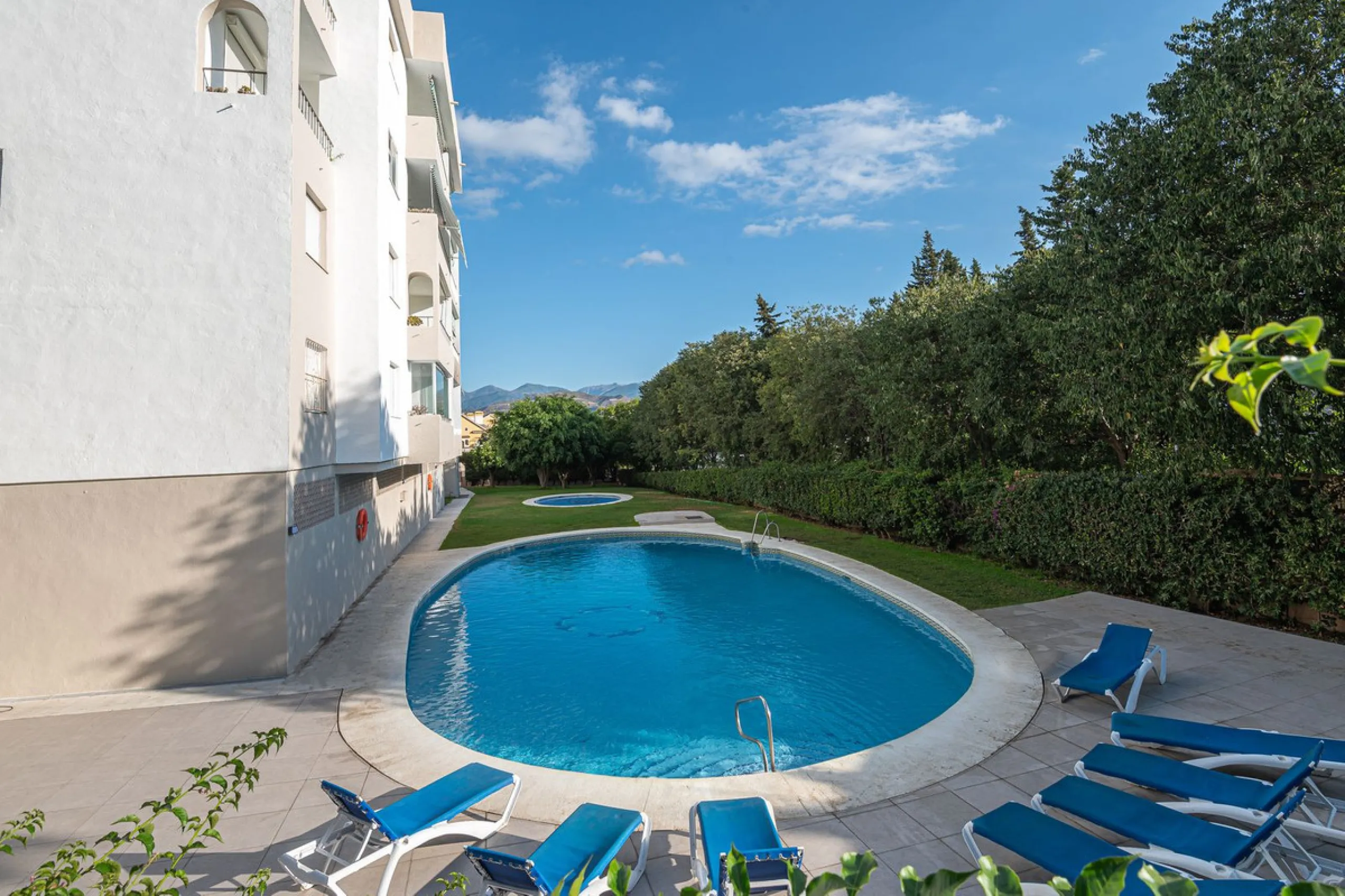 Spacious flat to refurbish in Nueva Andalucia, close to Centro Comercial Plaza and walking distance to Puerto Banus. Discover a unique option! A spacious flat, designed on one floor, which is characterised by its functional and comfortable layout. Upon en
