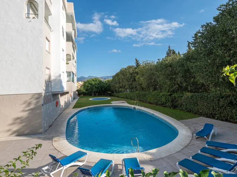 Spacious flat to refurbish in Nueva Andalucia, close to Centro Comercial Plaza and walking distance to Puerto Banus. Discover a unique option! A spacious flat, designed on one floor, which is characterised by its functional and comfortable layout. Upon en