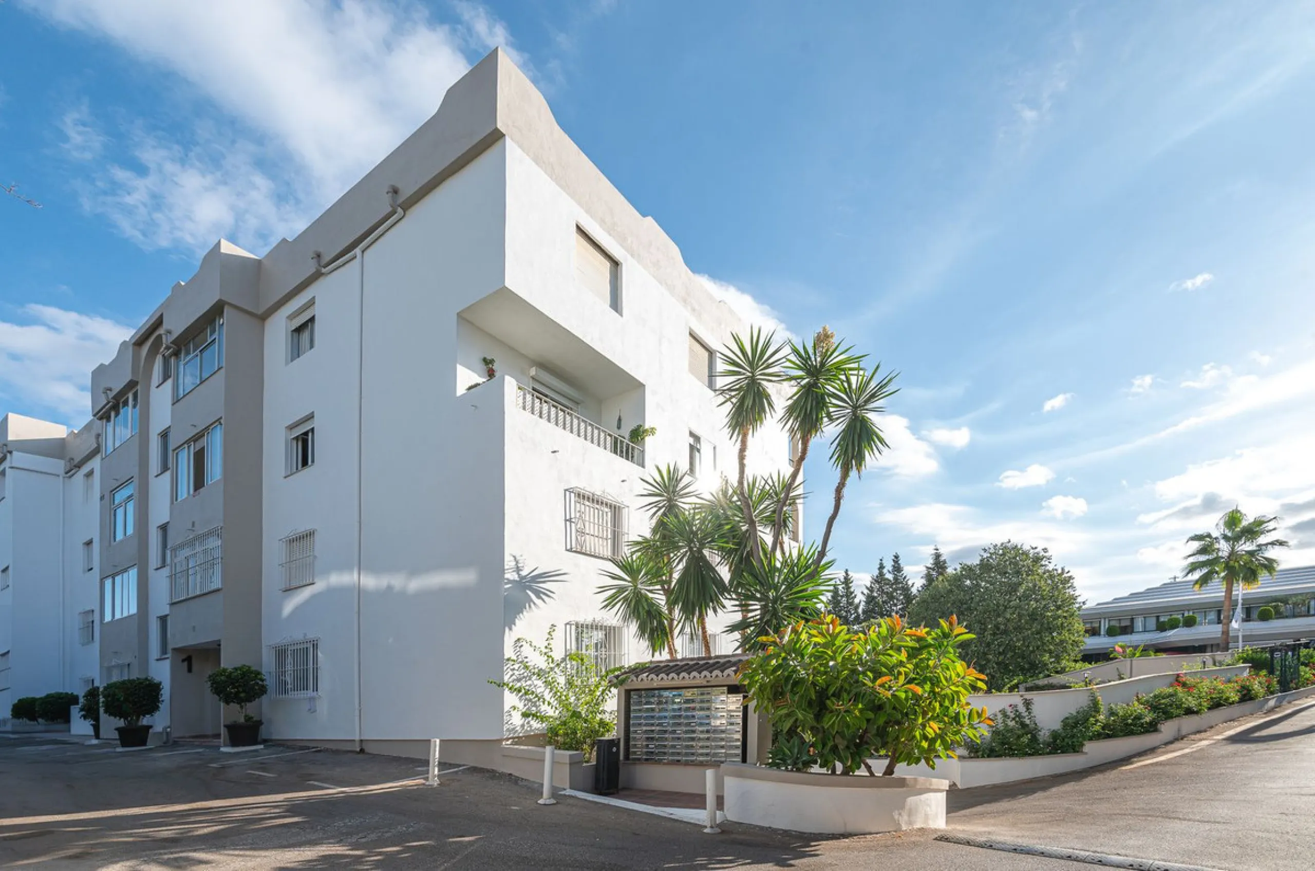 Spacious flat to refurbish in Nueva Andalucia, close to Centro Comercial Plaza and walking distance to Puerto Banus. Discover a unique option! A spacious flat, designed on one floor, which is characterised by its functional and comfortable layout. Upon en