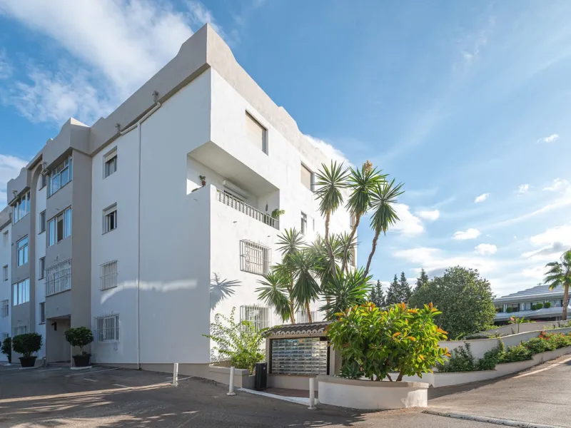 Spacious flat to refurbish in Nueva Andalucia, close to Centro Comercial Plaza and walking distance to Puerto Banus. Discover a unique option! A spacious flat, designed on one floor, which is characterised by its functional and comfortable layout. Upon en