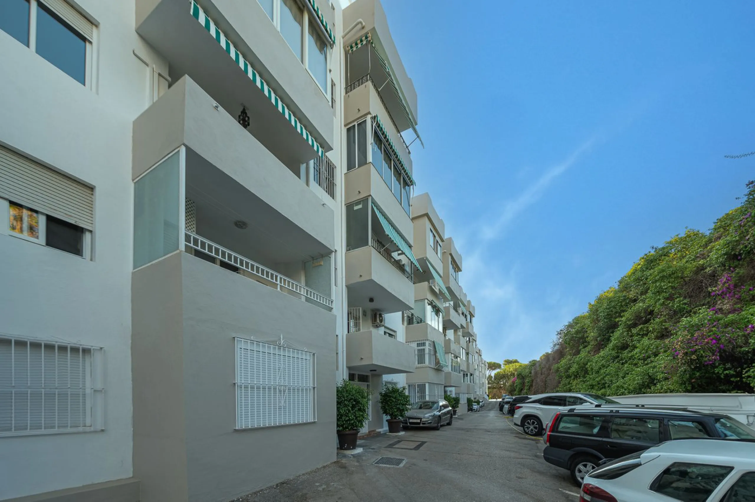 Spacious flat to refurbish in Nueva Andalucia, close to Centro Comercial Plaza and walking distance to Puerto Banus. Discover a unique option! A spacious flat, designed on one floor, which is characterised by its functional and comfortable layout. Upon en