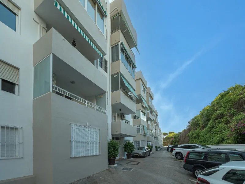 Spacious flat to refurbish in Nueva Andalucia, close to Centro Comercial Plaza and walking distance to Puerto Banus. Discover a unique option! A spacious flat, designed on one floor, which is characterised by its functional and comfortable layout. Upon en