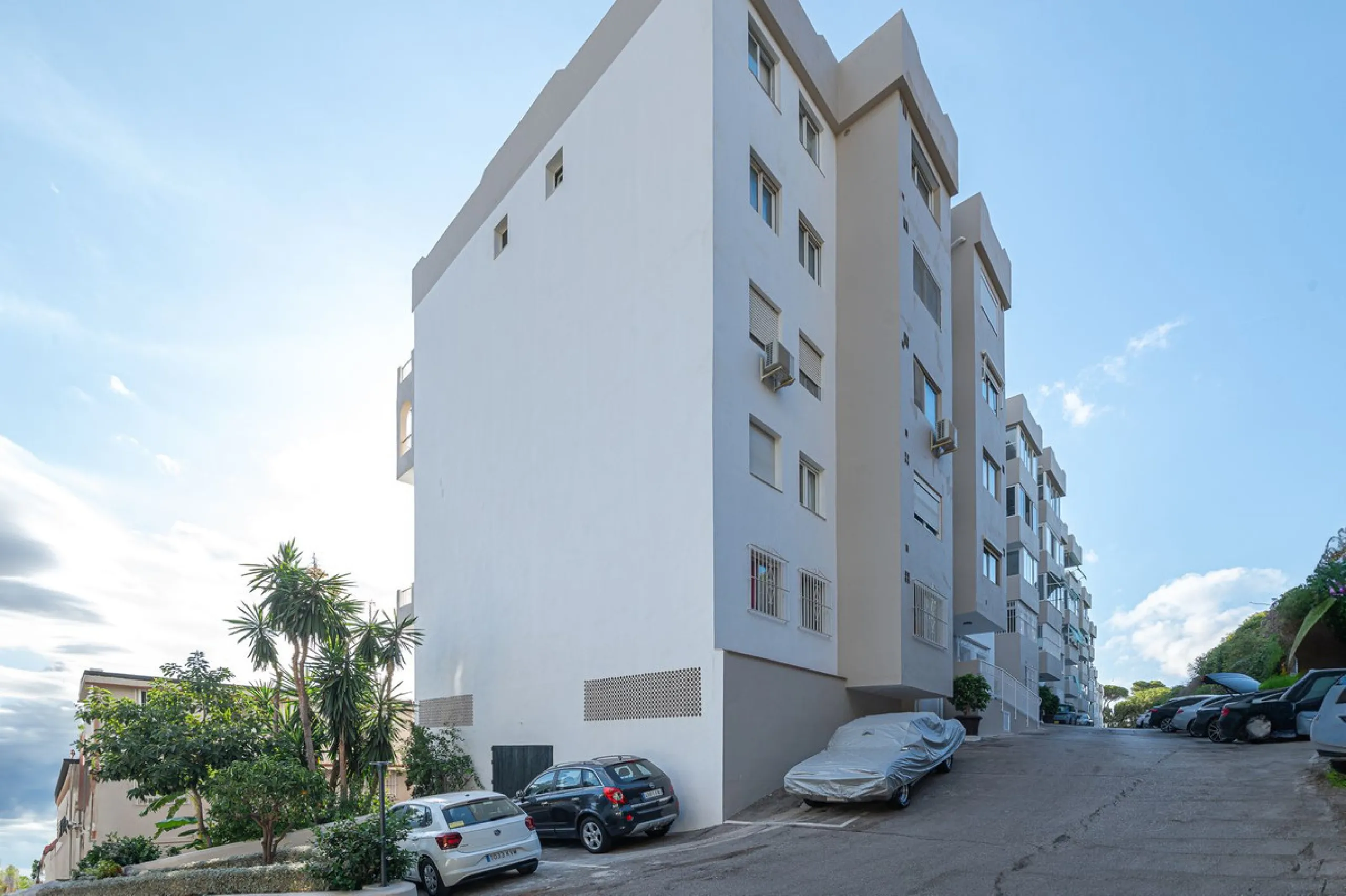 Spacious flat to refurbish in Nueva Andalucia, close to Centro Comercial Plaza and walking distance to Puerto Banus. Discover a unique option! A spacious flat, designed on one floor, which is characterised by its functional and comfortable layout. Upon en