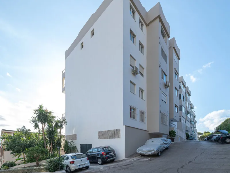 Spacious flat to refurbish in Nueva Andalucia, close to Centro Comercial Plaza and walking distance to Puerto Banus. Discover a unique option! A spacious flat, designed on one floor, which is characterised by its functional and comfortable layout. Upon en