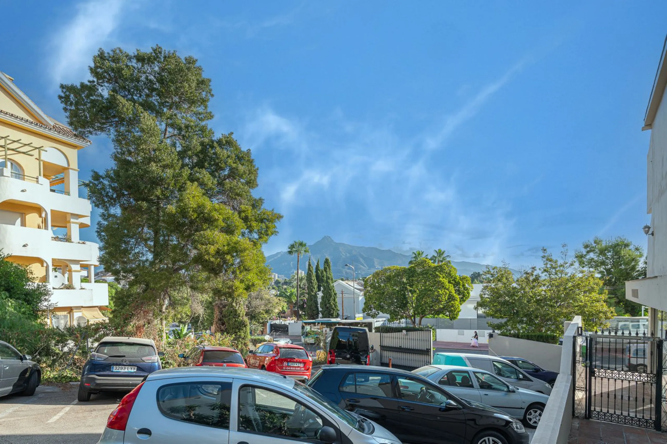 Spacious flat to refurbish in Nueva Andalucia, close to Centro Comercial Plaza and walking distance to Puerto Banus. Discover a unique option! A spacious flat, designed on one floor, which is characterised by its functional and comfortable layout. Upon en