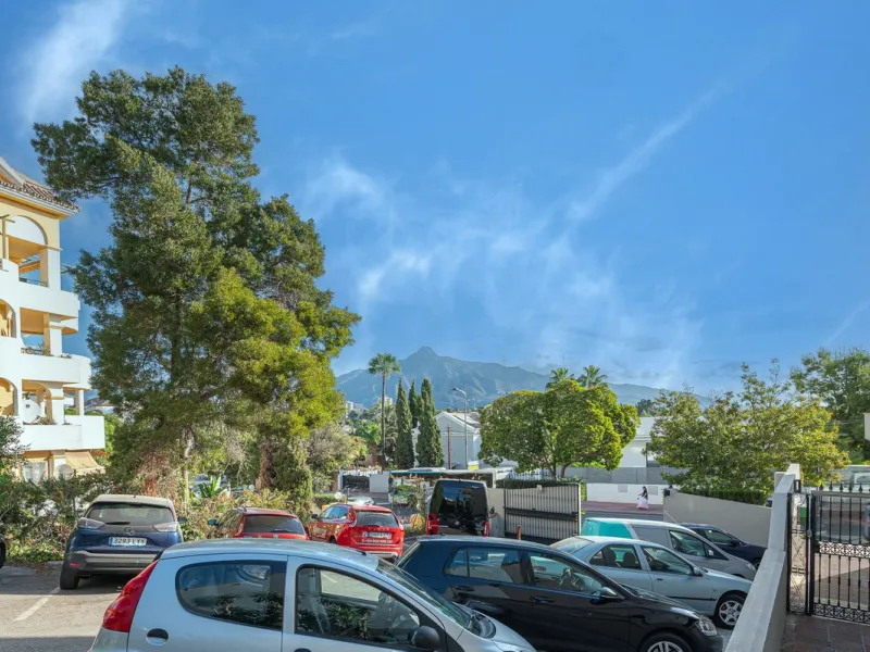Spacious flat to refurbish in Nueva Andalucia, close to Centro Comercial Plaza and walking distance to Puerto Banus. Discover a unique option! A spacious flat, designed on one floor, which is characterised by its functional and comfortable layout. Upon en