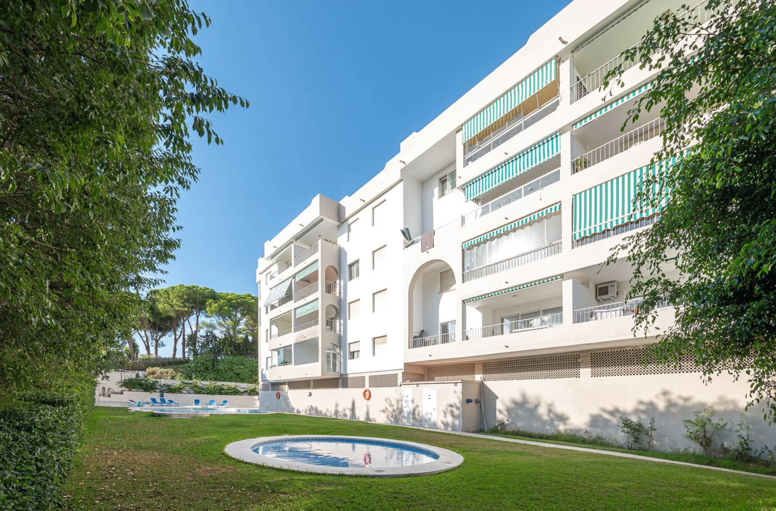 Spacious flat to refurbish in Nueva Andalucia, close to Centro Comercial Plaza and walking distance to Puerto Banus. Discover a unique option! A spacious flat, designed on one floor, which is characterised by its functional and comfortable layout. Upon en