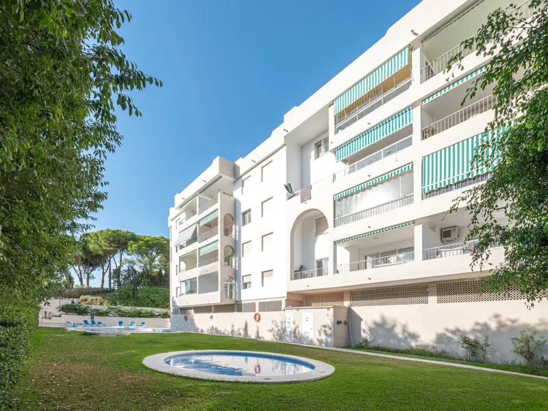 Spacious flat to refurbish in Nueva Andalucia, close to Centro Comercial Plaza and walking distance to Puerto Banus. Discover a unique option! A spacious flat, designed on one floor, which is characterised by its functional and comfortable layout. Upon en