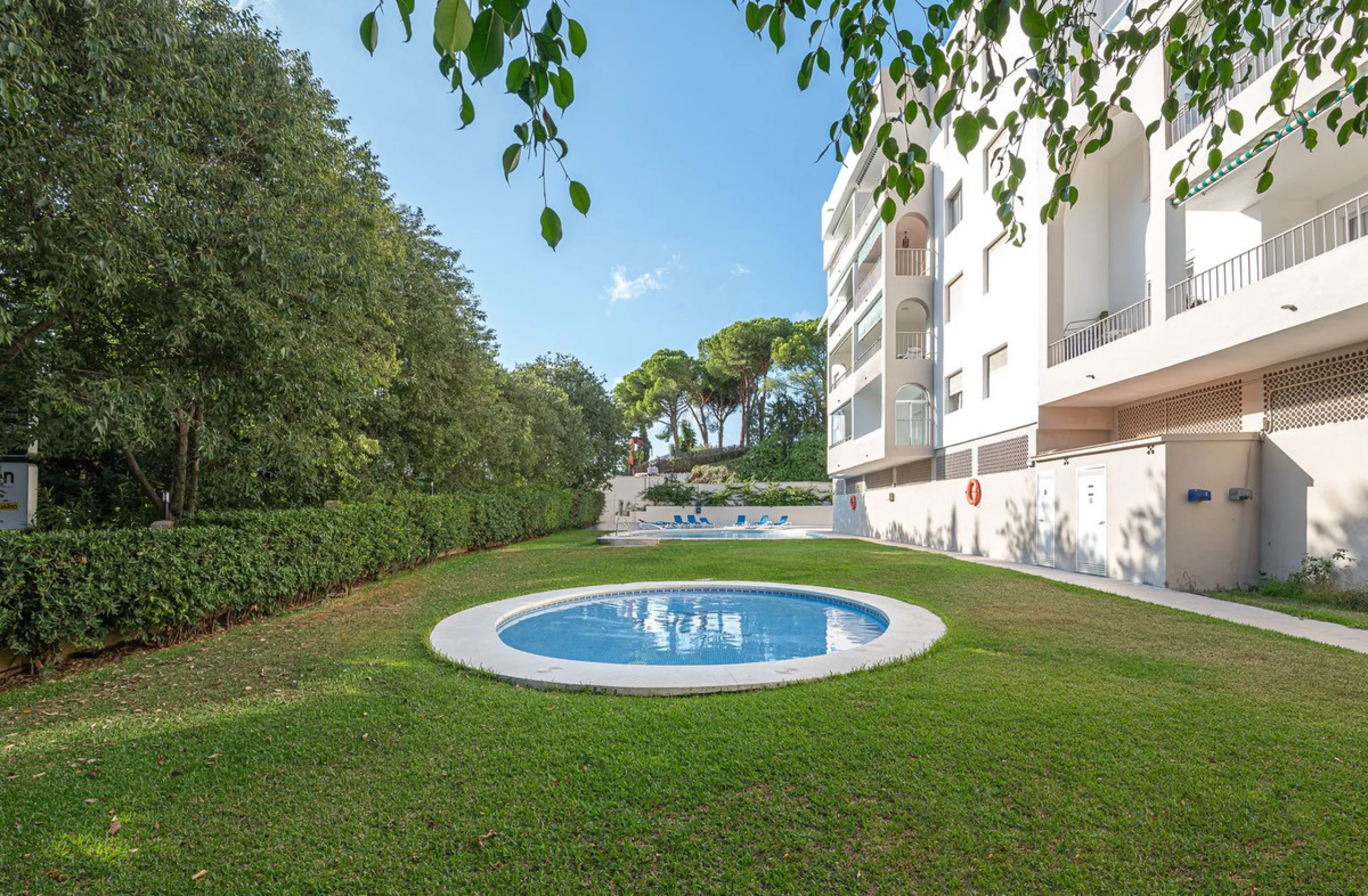 Spacious flat to refurbish in Nueva Andalucia, close to Centro Comercial Plaza and walking distance to Puerto Banus. Discover a unique option! A spacious flat, designed on one floor, which is characterised by its functional and comfortable layout. Upon en