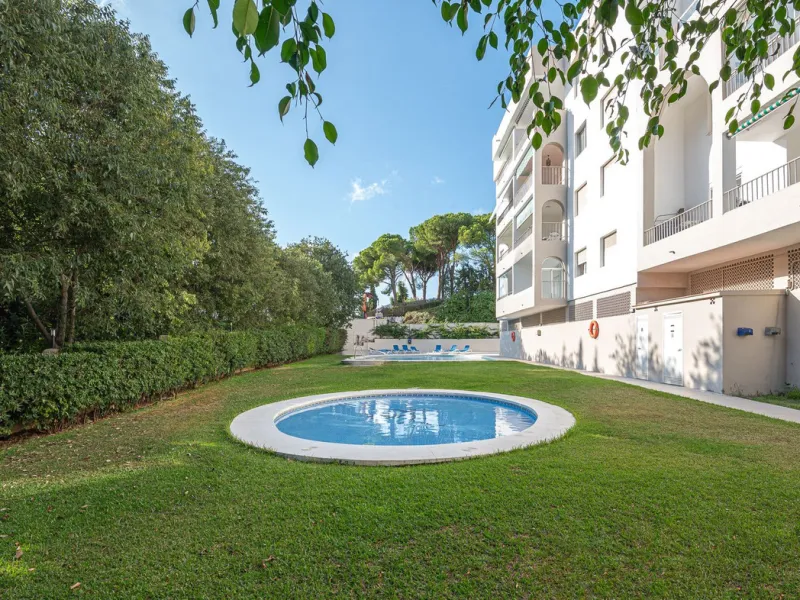 Spacious flat to refurbish in Nueva Andalucia, close to Centro Comercial Plaza and walking distance to Puerto Banus. Discover a unique option! A spacious flat, designed on one floor, which is characterised by its functional and comfortable layout. Upon en