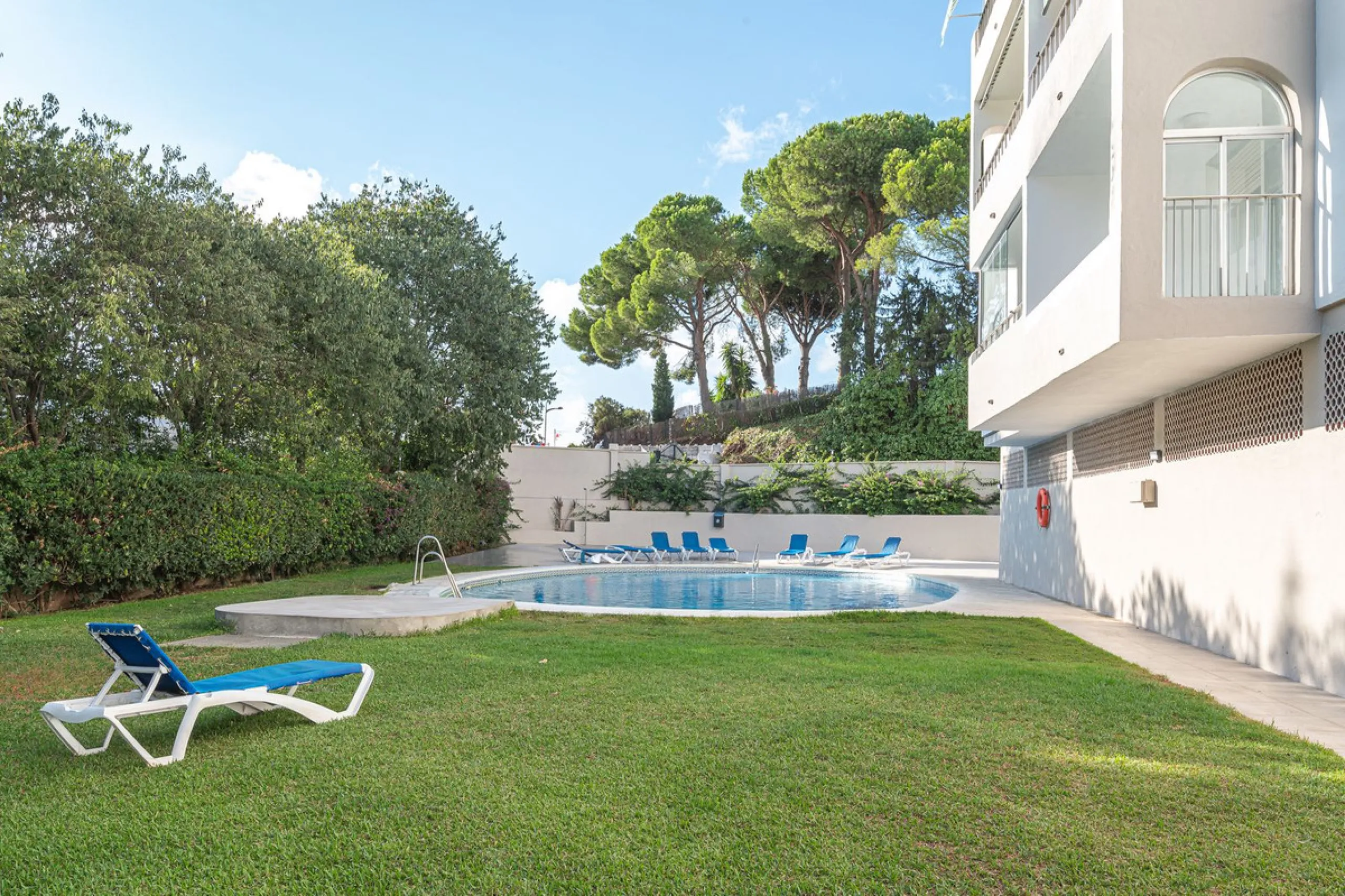 Spacious flat to refurbish in Nueva Andalucia, close to Centro Comercial Plaza and walking distance to Puerto Banus. Discover a unique option! A spacious flat, designed on one floor, which is characterised by its functional and comfortable layout. Upon en