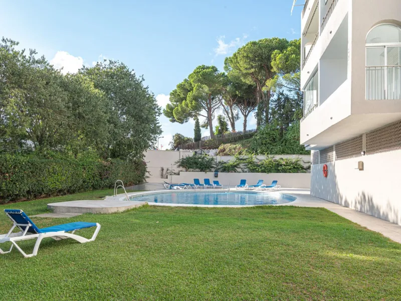 Spacious flat to refurbish in Nueva Andalucia, close to Centro Comercial Plaza and walking distance to Puerto Banus. Discover a unique option! A spacious flat, designed on one floor, which is characterised by its functional and comfortable layout. Upon en