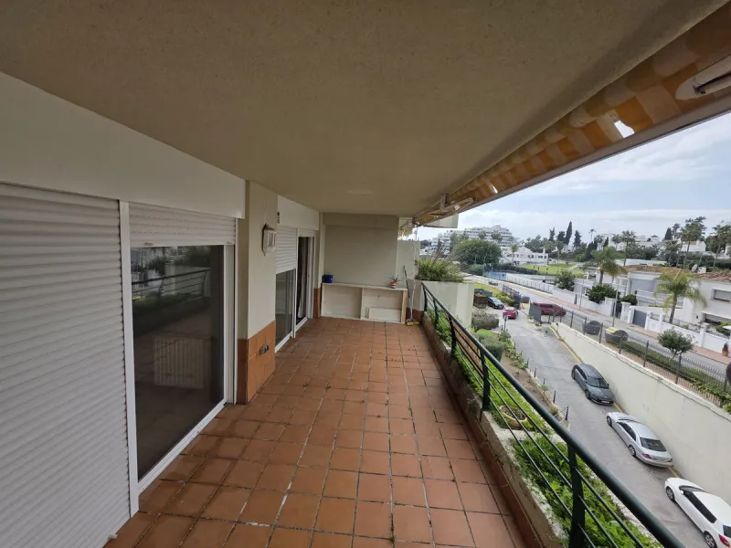 3rd FLOOR - WEST FACING. Apartment located in the exclusive area of Guadalmina Alta, within the prestigious Campos de Guadalmina residential complex, surrounded by nature and golf courses, synonymous with tranquillity, security and quality of life.