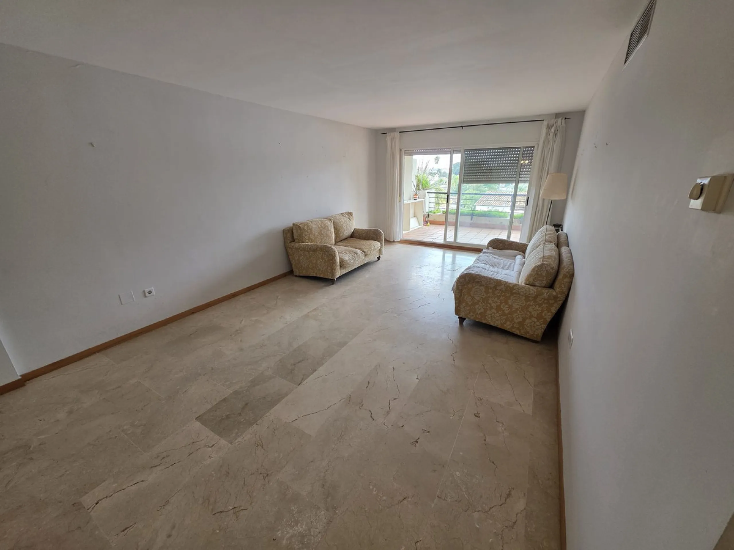 3rd FLOOR - WEST FACING. Apartment located in the exclusive area of Guadalmina Alta, within the prestigious Campos de Guadalmina residential complex, surrounded by nature and golf courses, synonymous with tranquillity, security and quality of life.