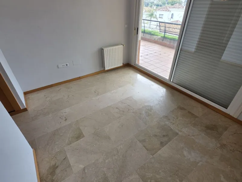 3rd FLOOR - WEST FACING. Apartment located in the exclusive area of Guadalmina Alta, within the prestigious Campos de Guadalmina residential complex, surrounded by nature and golf courses, synonymous with tranquillity, security and quality of life.