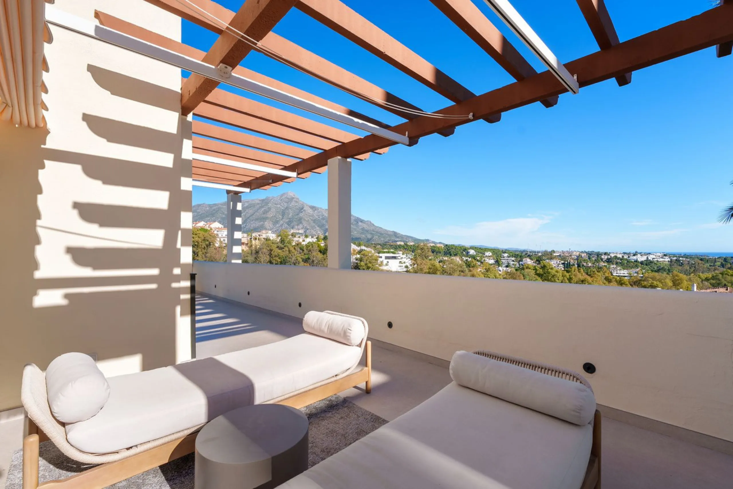 Apartment - Penthouse Duplex в продаже в Marbella, Málaga. В доме 3 спален и 4 ванных комнат. Площадь дома 183 м²