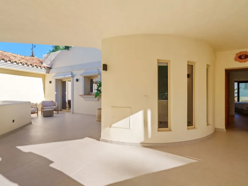 Apartment - Penthouse Duplex в продаже в Marbella, Málaga. В доме 3 спален и 4 ванных комнат. Площадь дома 183 м²