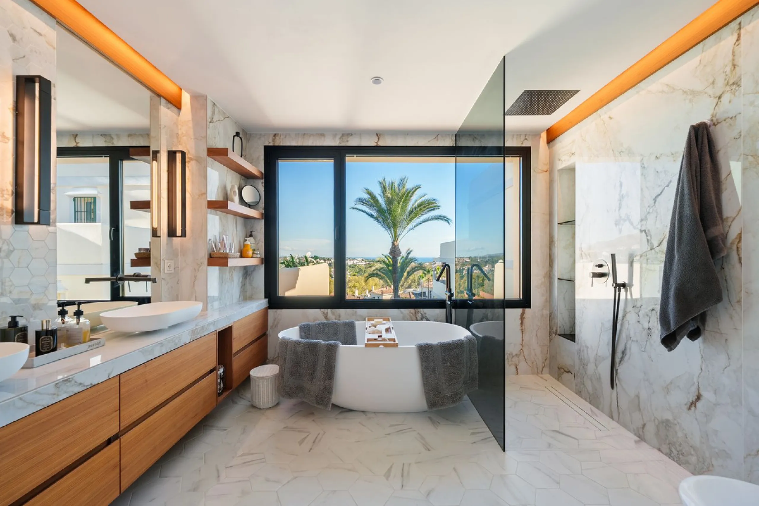 Apartment - Penthouse Duplex в продаже в Marbella, Málaga. В доме 3 спален и 4 ванных комнат. Площадь дома 183 м²