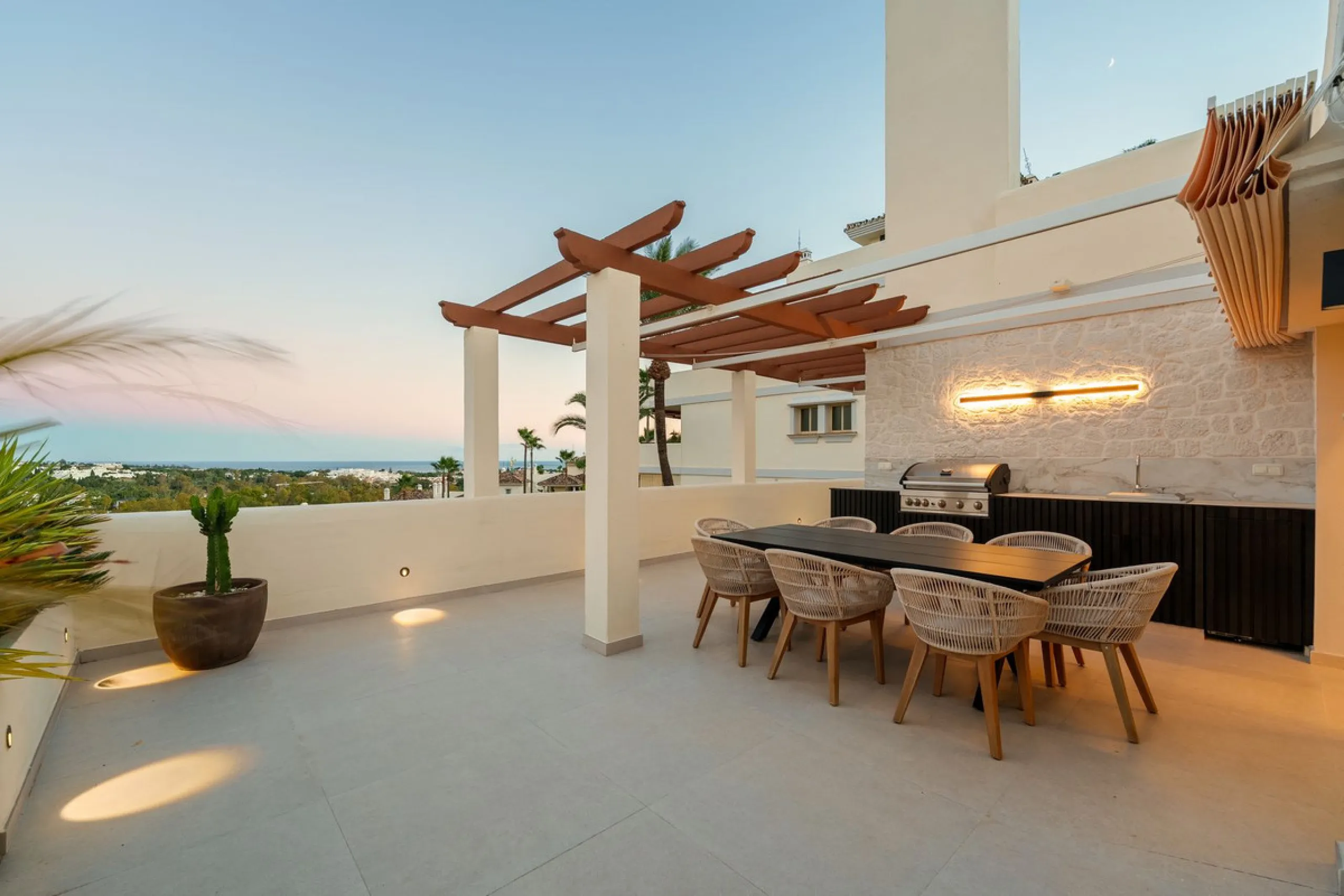 Apartment - Penthouse Duplex в продаже в Marbella, Málaga. В доме 3 спален и 4 ванных комнат. Площадь дома 183 м²