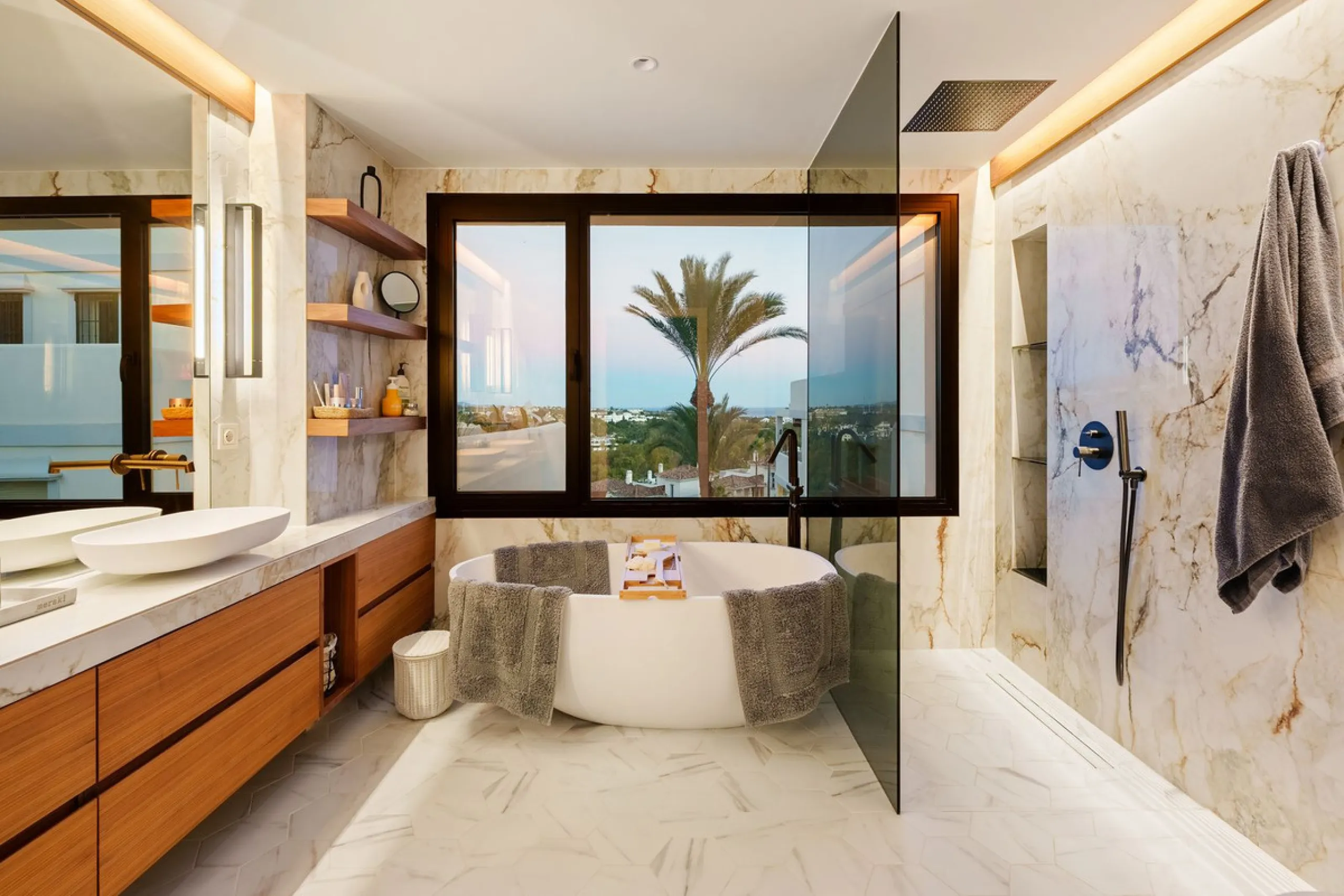 Apartment - Penthouse Duplex в продаже в Marbella, Málaga. В доме 3 спален и 4 ванных комнат. Площадь дома 183 м²