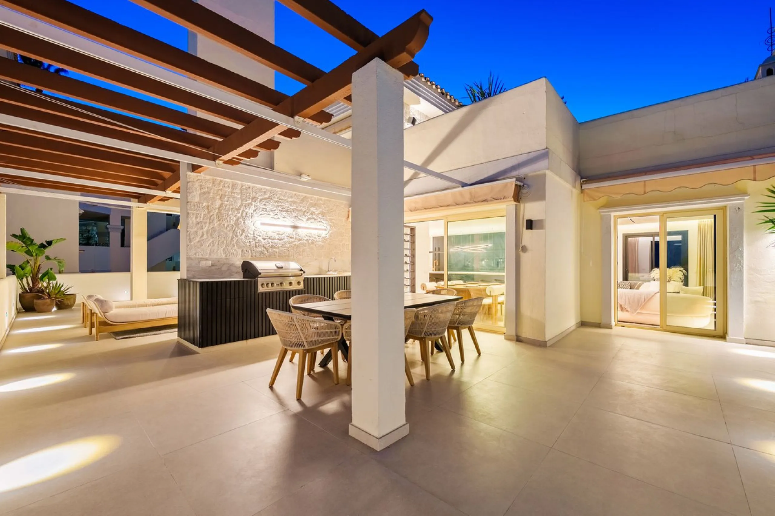 Apartment - Penthouse Duplex в продаже в Marbella, Málaga. В доме 3 спален и 4 ванных комнат. Площадь дома 183 м²