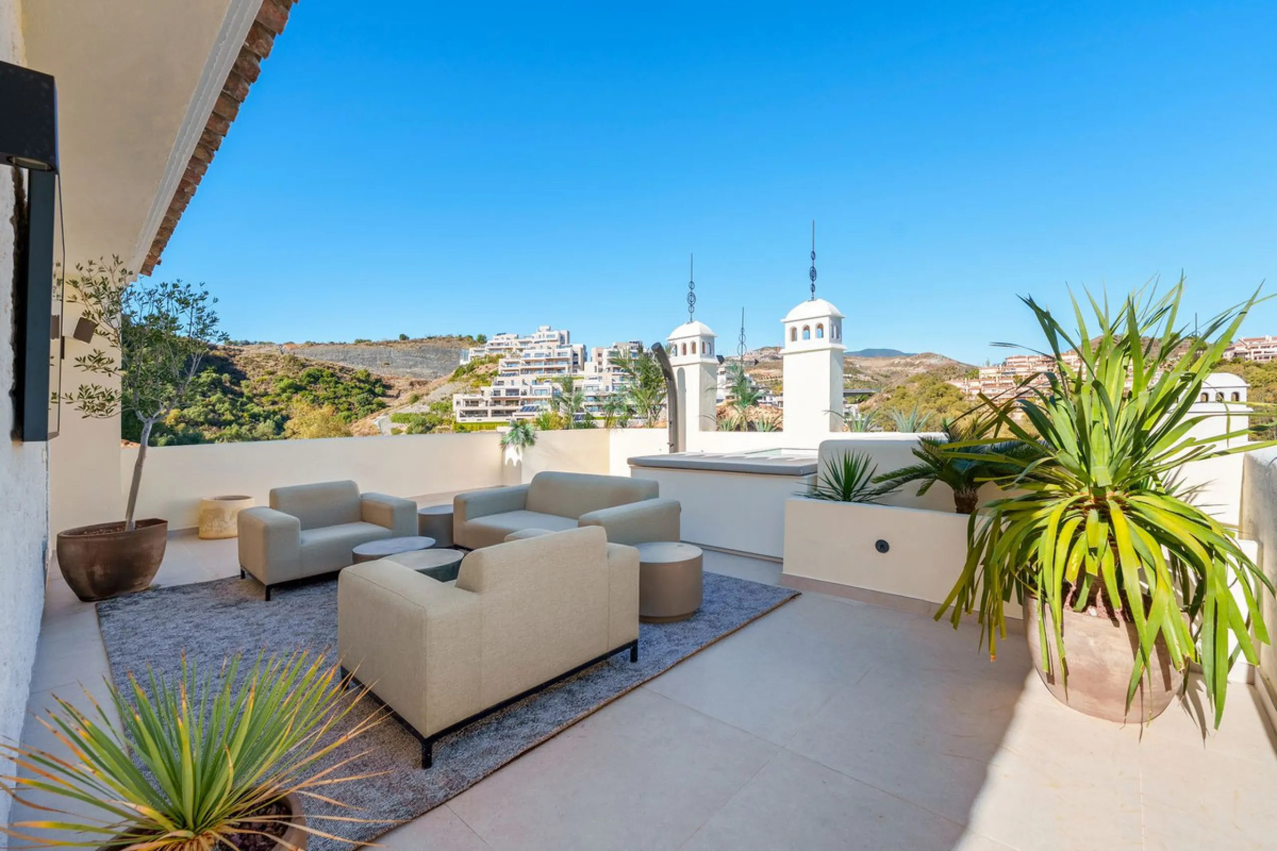 Apartment - Penthouse Duplex в продаже в Marbella, Málaga. В доме 3 спален и 4 ванных комнат. Площадь дома 183 м²
