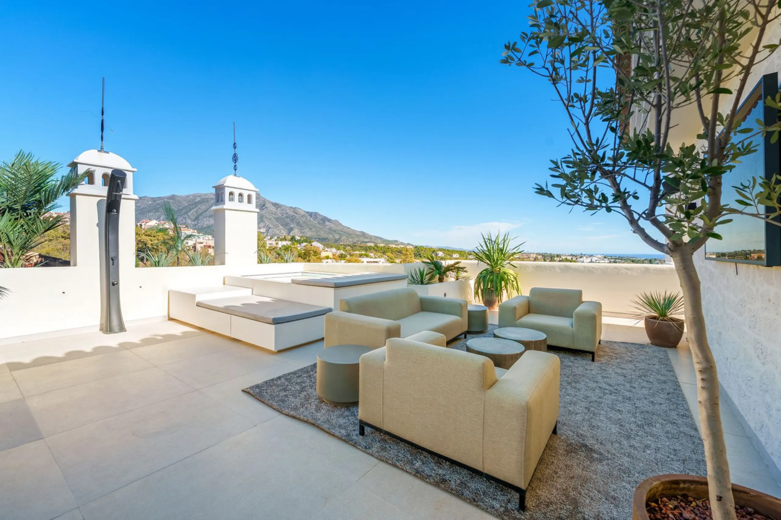 Apartment - Penthouse Duplex в продаже в Marbella, Málaga. В доме 3 спален и 4 ванных комнат. Площадь дома 183 м²