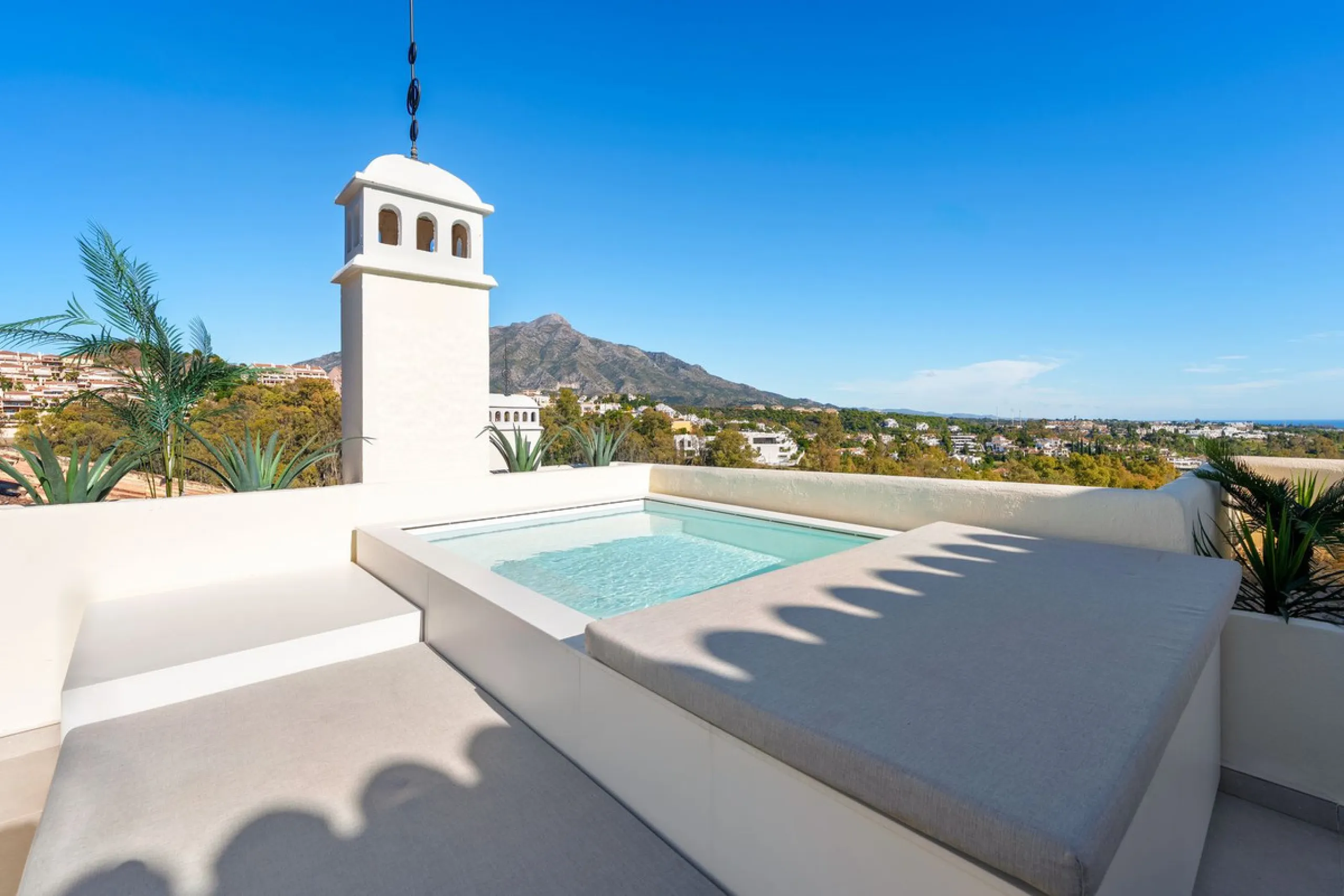 Apartment - Penthouse Duplex в продаже в Marbella, Málaga. В доме 3 спален и 4 ванных комнат. Площадь дома 183 м²