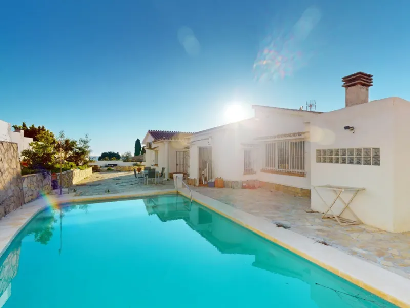 Discover your dream home in the charming seaside village of Benajarafe! This beautifully modernized property offers everything you need for luxurious Mediterranean living. The main house features two spacious bedrooms and a sleek, contemporary bathroom. A