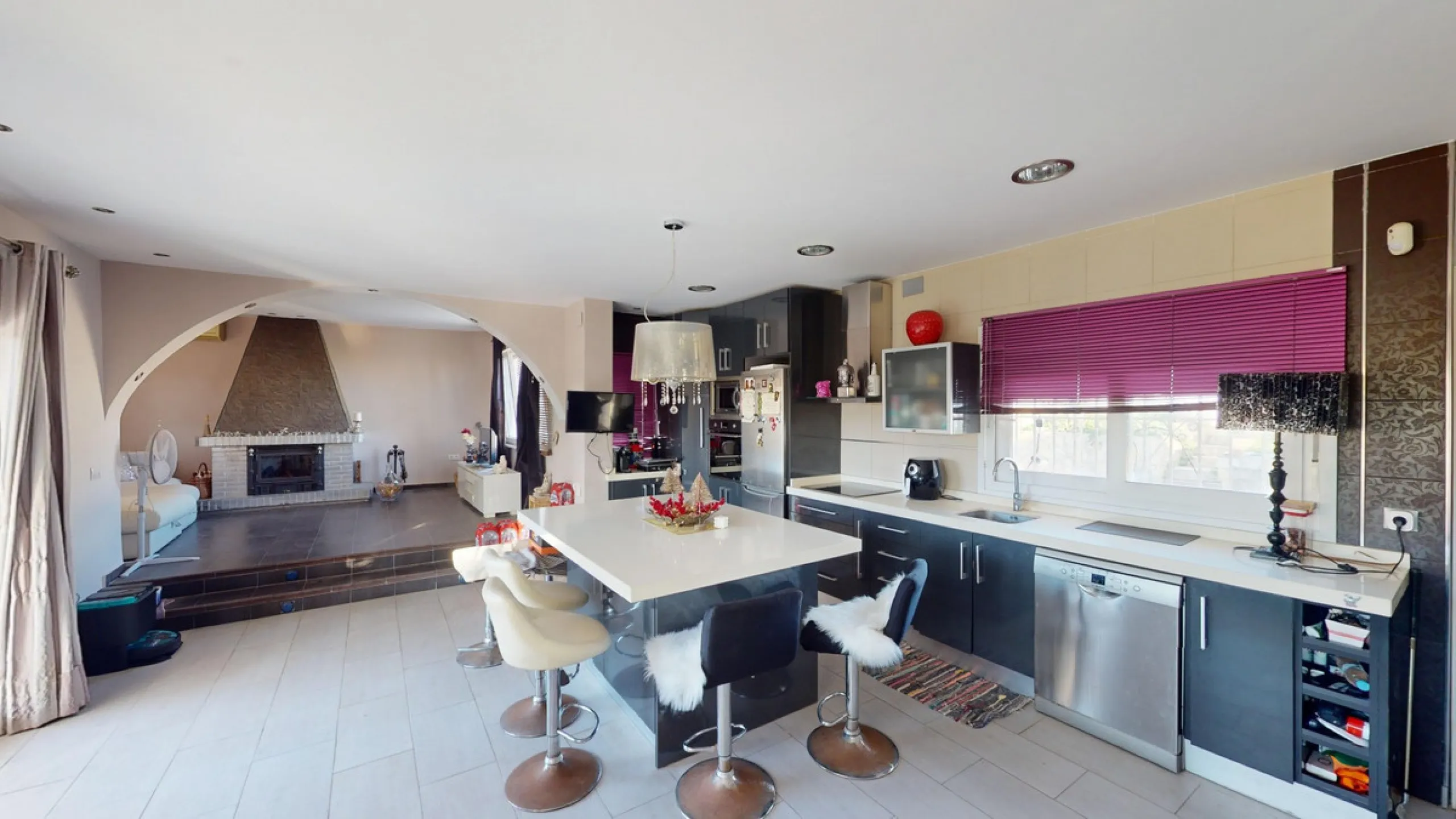 Discover your dream home in the charming seaside village of Benajarafe! This beautifully modernized property offers everything you need for luxurious Mediterranean living. The main house features two spacious bedrooms and a sleek, contemporary bathroom. A