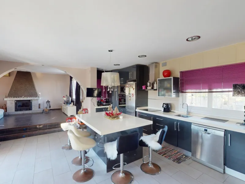 Discover your dream home in the charming seaside village of Benajarafe! This beautifully modernized property offers everything you need for luxurious Mediterranean living. The main house features two spacious bedrooms and a sleek, contemporary bathroom. A