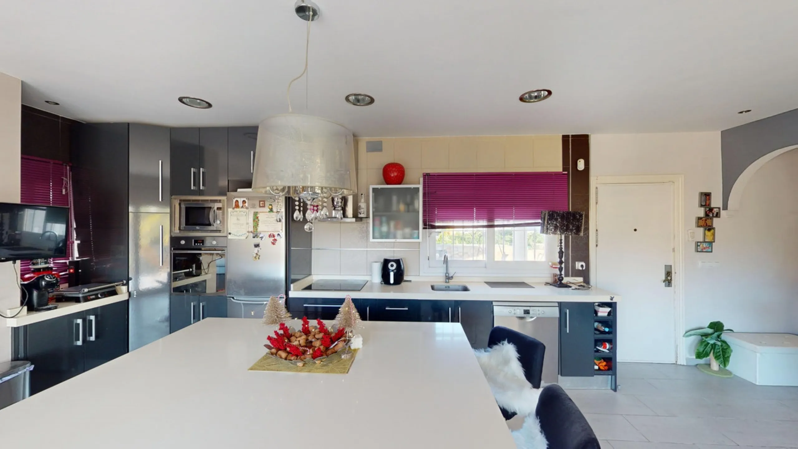 Discover your dream home in the charming seaside village of Benajarafe! This beautifully modernized property offers everything you need for luxurious Mediterranean living. The main house features two spacious bedrooms and a sleek, contemporary bathroom. A