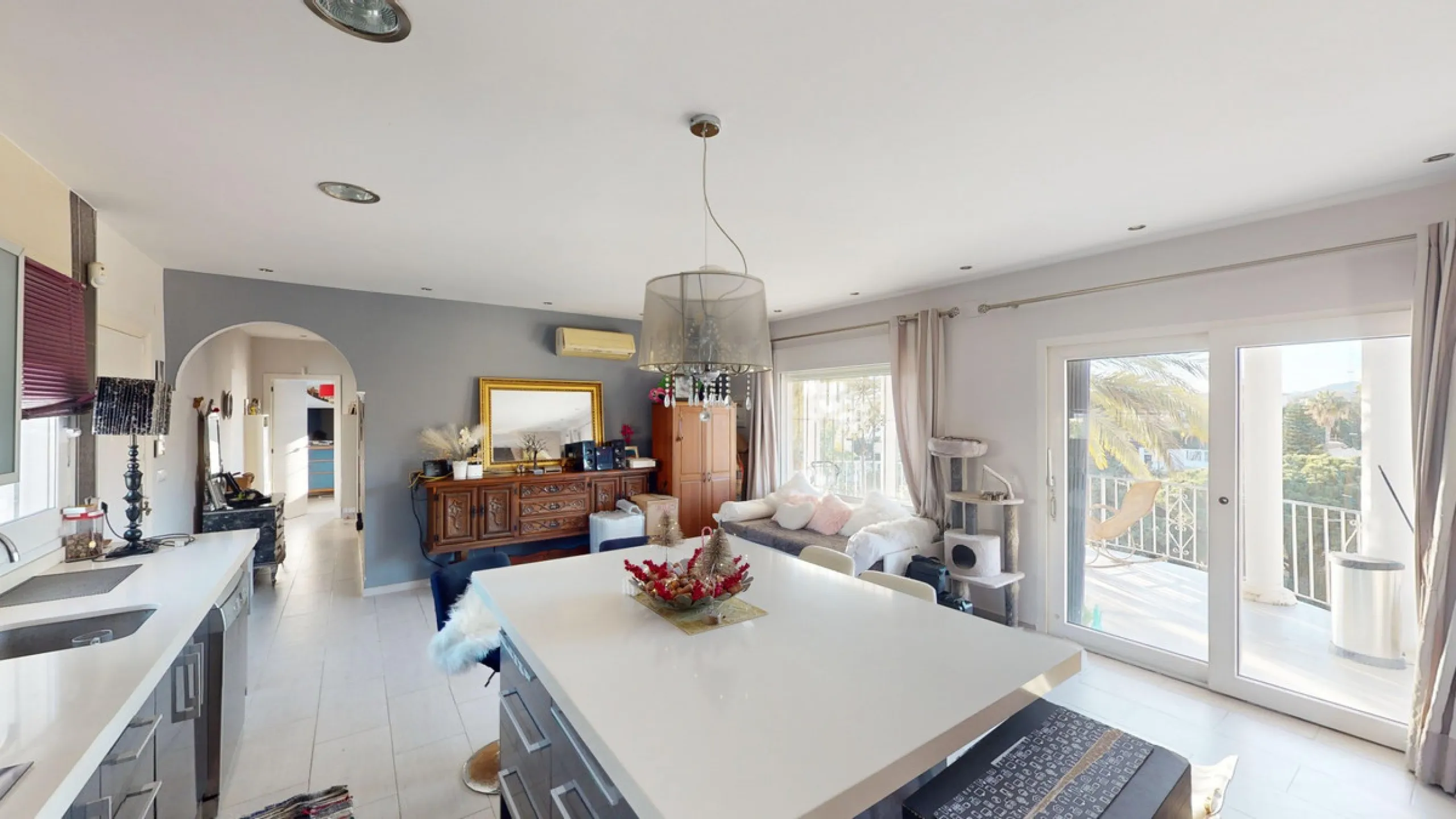 Discover your dream home in the charming seaside village of Benajarafe! This beautifully modernized property offers everything you need for luxurious Mediterranean living. The main house features two spacious bedrooms and a sleek, contemporary bathroom. A