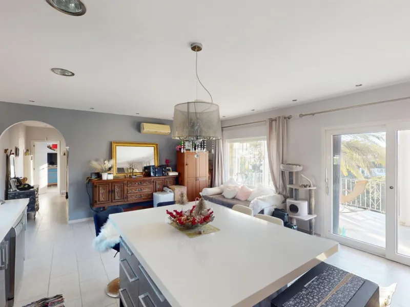 Discover your dream home in the charming seaside village of Benajarafe! This beautifully modernized property offers everything you need for luxurious Mediterranean living. The main house features two spacious bedrooms and a sleek, contemporary bathroom. A