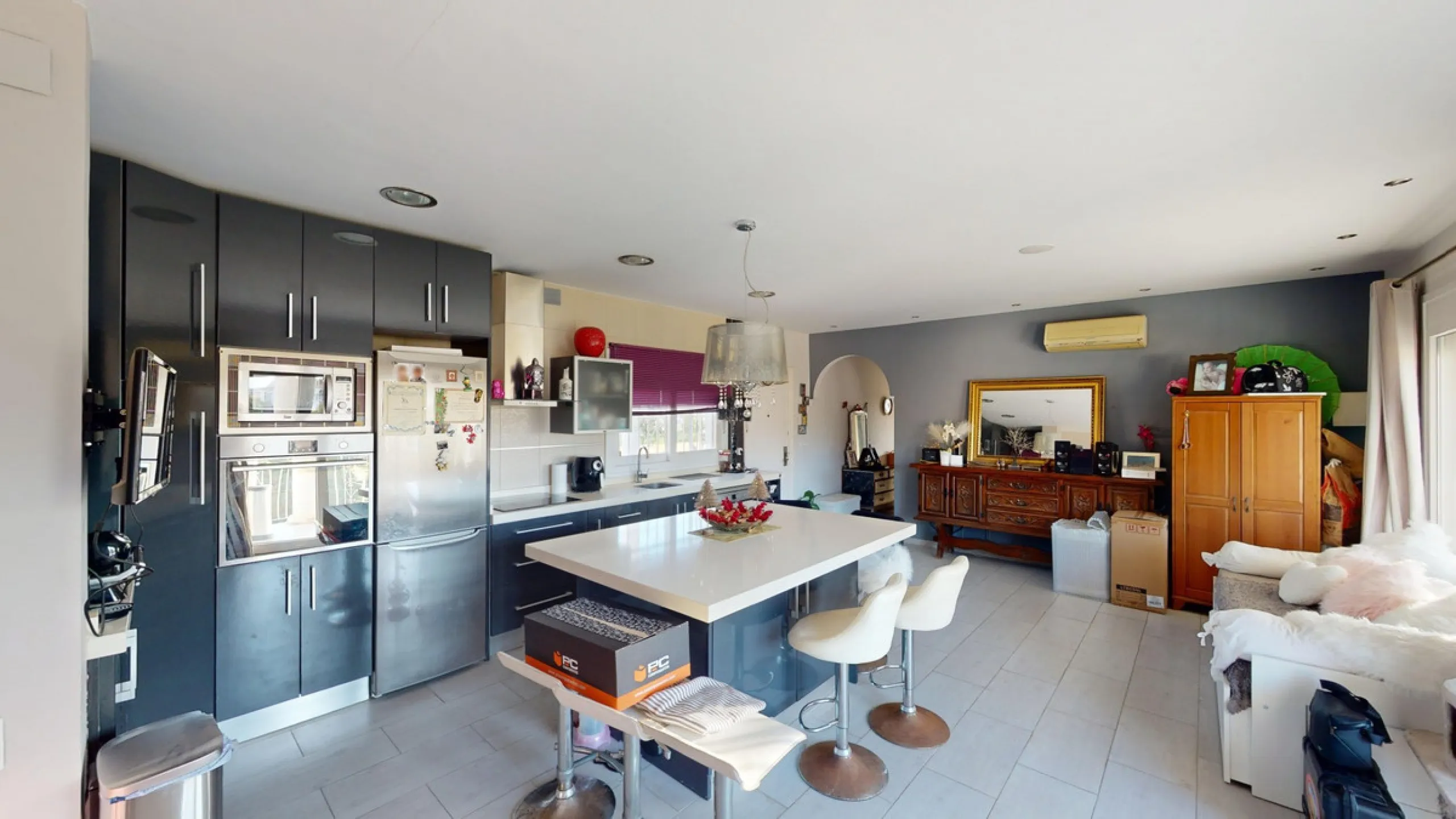 Discover your dream home in the charming seaside village of Benajarafe! This beautifully modernized property offers everything you need for luxurious Mediterranean living. The main house features two spacious bedrooms and a sleek, contemporary bathroom. A