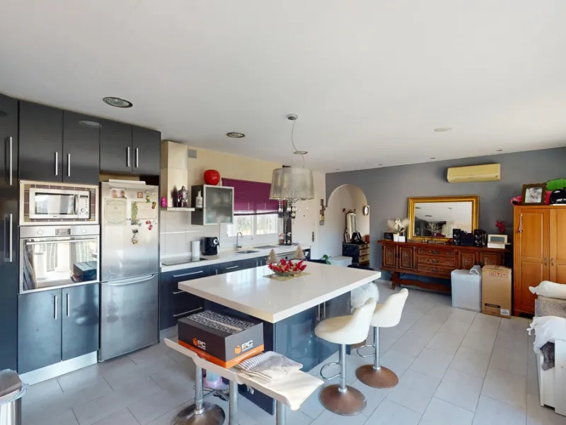 Discover your dream home in the charming seaside village of Benajarafe! This beautifully modernized property offers everything you need for luxurious Mediterranean living. The main house features two spacious bedrooms and a sleek, contemporary bathroom. A