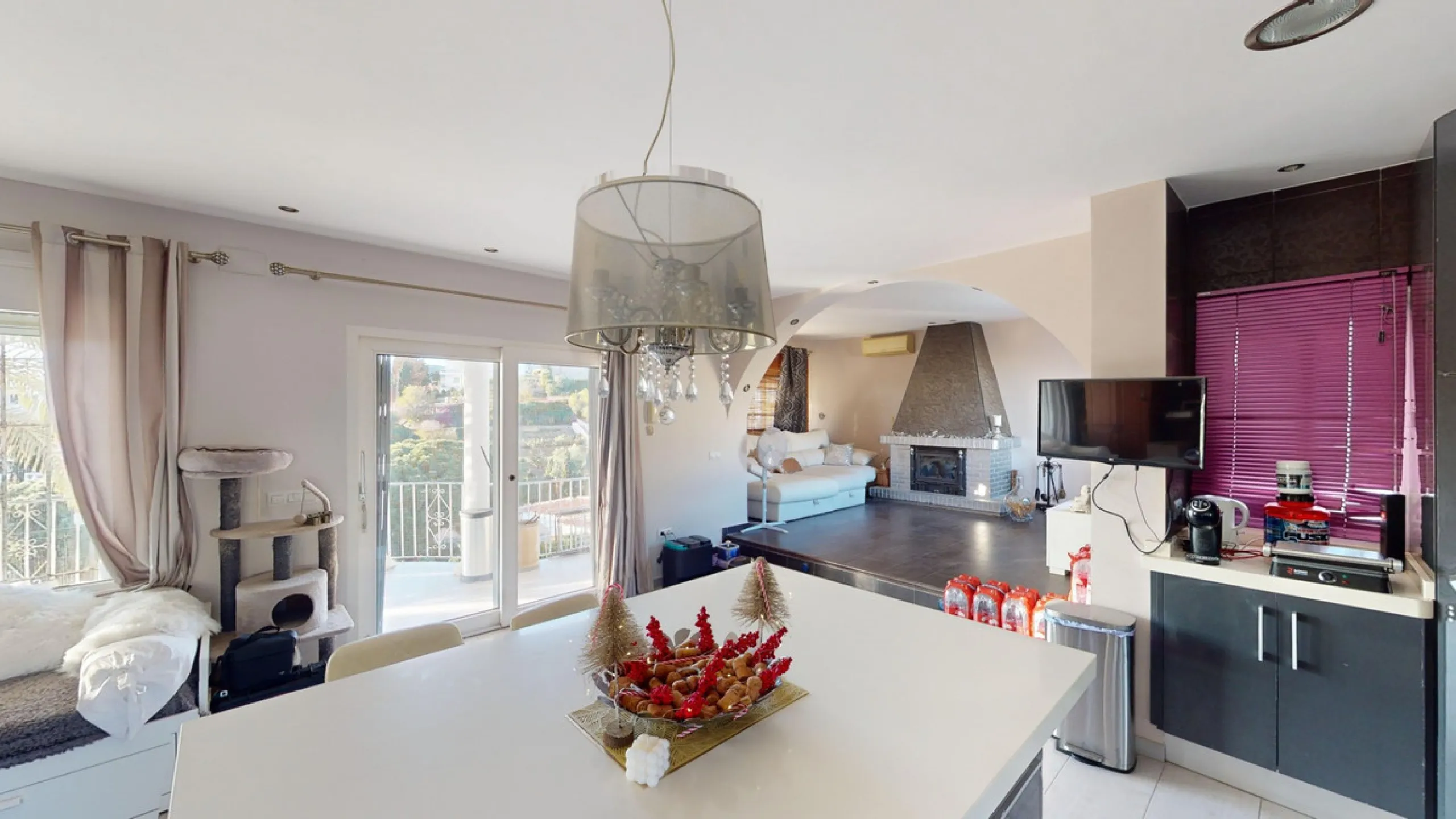 Discover your dream home in the charming seaside village of Benajarafe! This beautifully modernized property offers everything you need for luxurious Mediterranean living. The main house features two spacious bedrooms and a sleek, contemporary bathroom. A