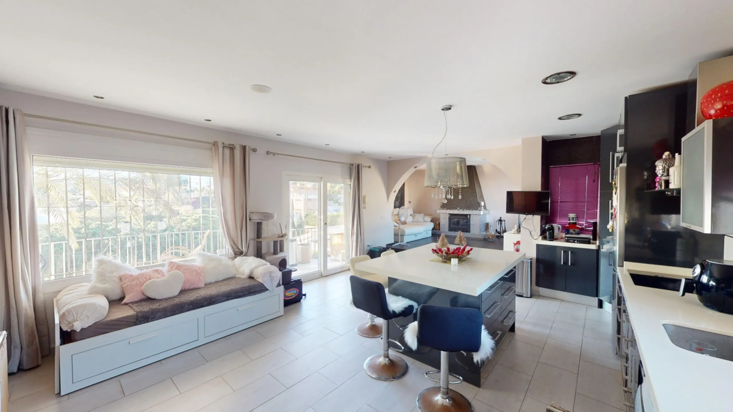Discover your dream home in the charming seaside village of Benajarafe! This beautifully modernized property offers everything you need for luxurious Mediterranean living. The main house features two spacious bedrooms and a sleek, contemporary bathroom. A