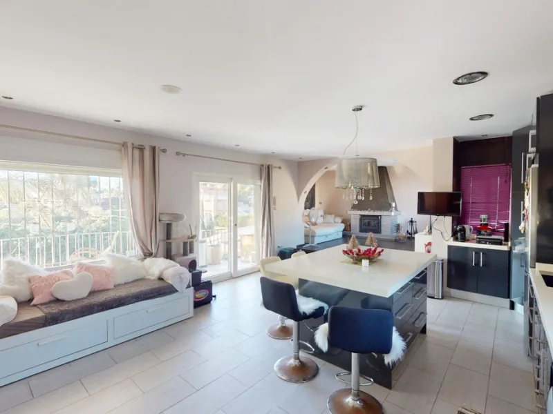 Discover your dream home in the charming seaside village of Benajarafe! This beautifully modernized property offers everything you need for luxurious Mediterranean living. The main house features two spacious bedrooms and a sleek, contemporary bathroom. A