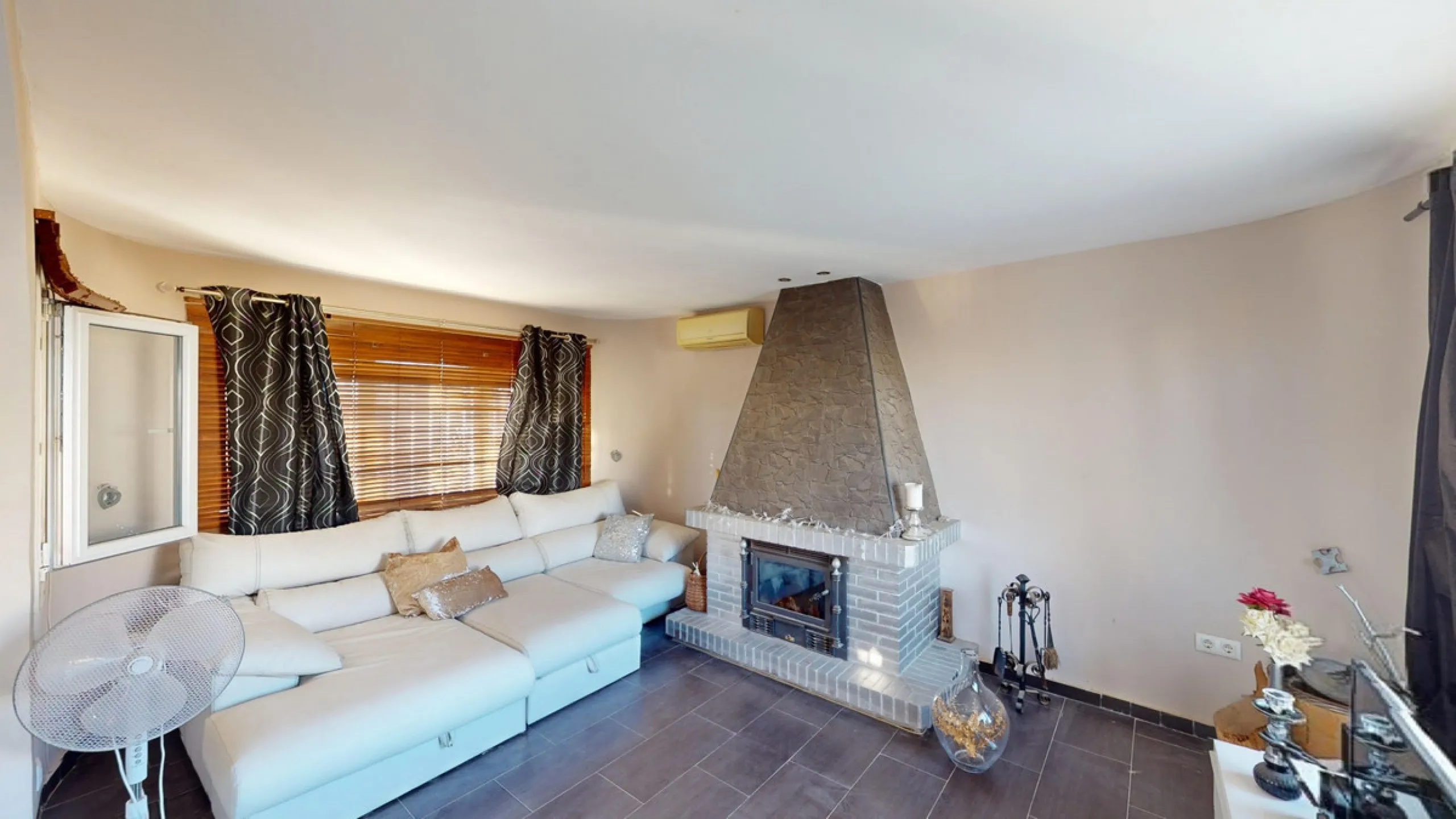Discover your dream home in the charming seaside village of Benajarafe! This beautifully modernized property offers everything you need for luxurious Mediterranean living. The main house features two spacious bedrooms and a sleek, contemporary bathroom. A