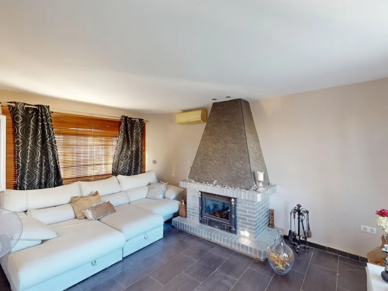 Discover your dream home in the charming seaside village of Benajarafe! This beautifully modernized property offers everything you need for luxurious Mediterranean living. The main house features two spacious bedrooms and a sleek, contemporary bathroom. A