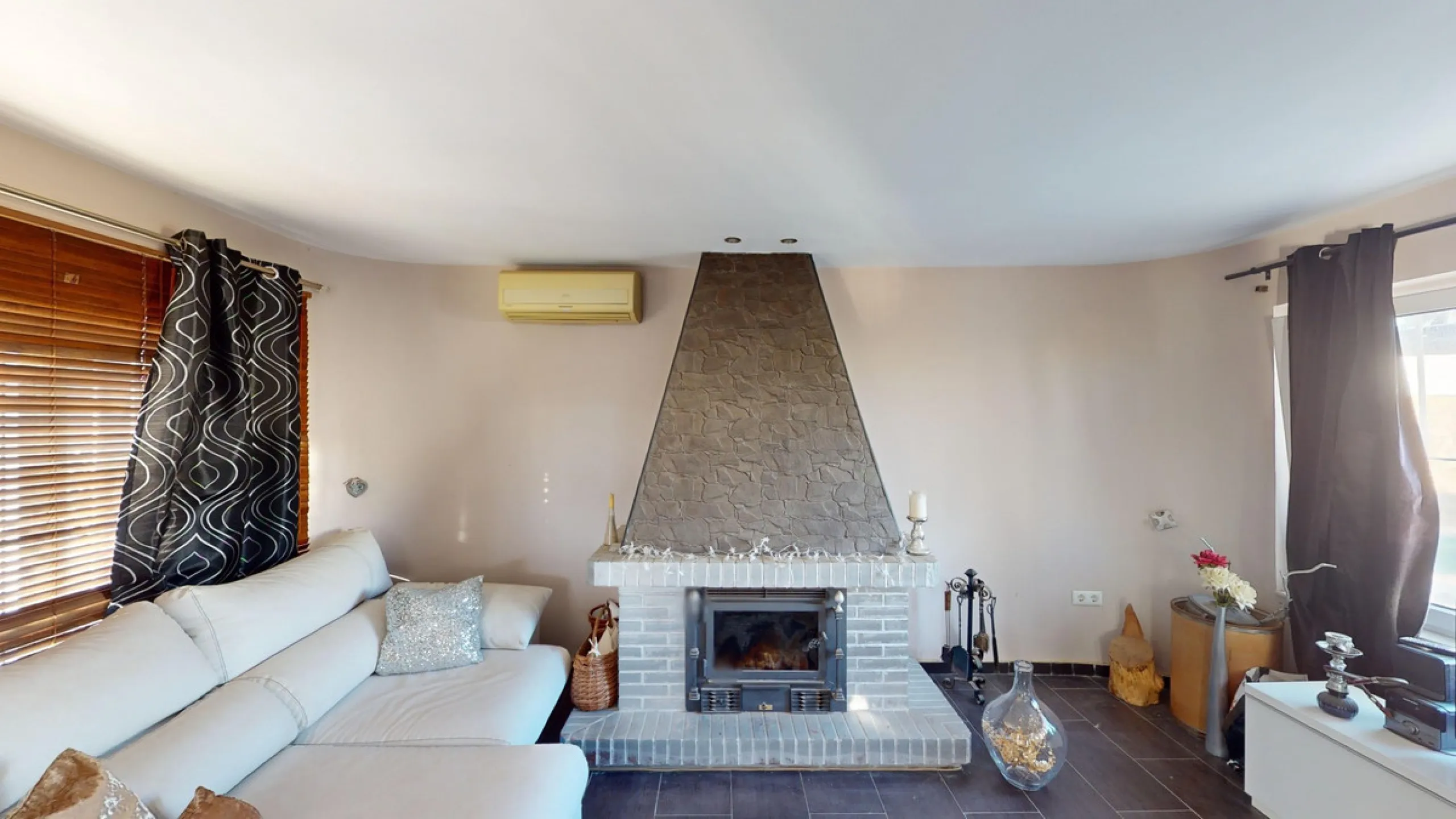 Discover your dream home in the charming seaside village of Benajarafe! This beautifully modernized property offers everything you need for luxurious Mediterranean living. The main house features two spacious bedrooms and a sleek, contemporary bathroom. A